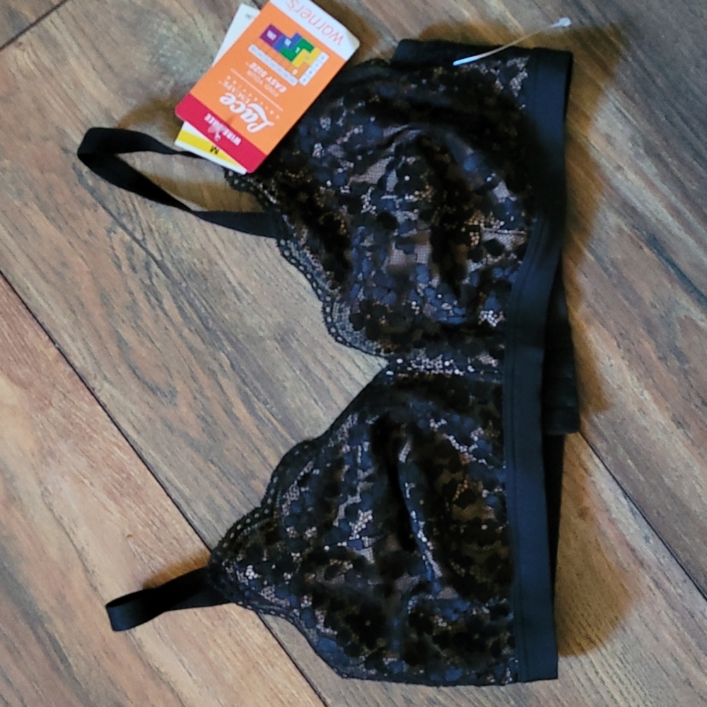 NWT Warners Bra  size Medium